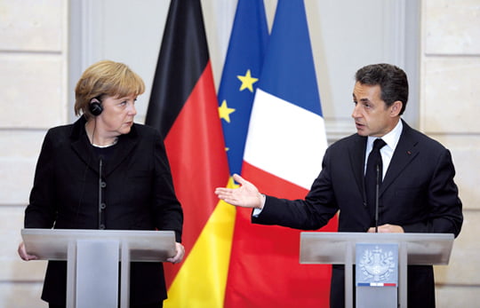 <YONHAP PHOTO-0012> German Chancellor Angela Merkel (L) and French President Nicolas Sarkozy (R) give a press conference after a working lunch at the Elysee palace on December 05, 2011 in Paris. "Germany and France are in complete agreement to say that eurobonds are in no case a solution to the crisis, in no case," Sarkozy said after meeting Merkel. AFP PHOTO ERIC FEFERBERG
/2011-12-06 00:29:15/
<저작권자 ⓒ 1980-2011 ㈜연합뉴스. 무단 전재 재배포 금지.>