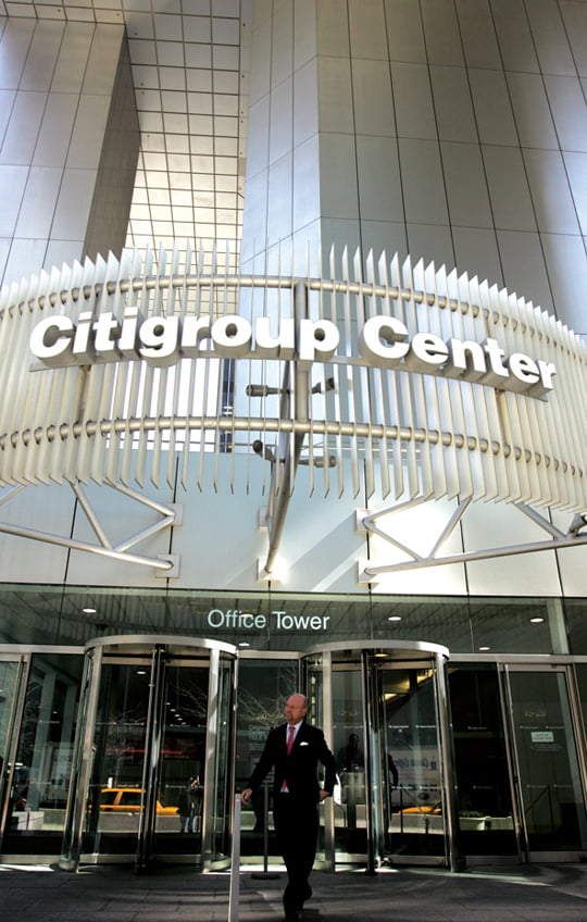 <YONHAP PHOTO-1352> (FILES)The Citigroup office tower is seen in this 11 April, 2007 file photo in New York. US authorities said September 29, 2008 they had facilitated a takeover of Wachovia's banking operations by Citigroup Inc. in a deal that gives the government a stake in one of the nation's biggest banks. The Federal Deposit Insurance Corp.(FDIC) made the announcement that further reshapes the troubled US banking sector saddled with heavy losses from the bursting of the real estate bubble.  AFP PHOTO/DON EMMERT/FILES
/2008-09-29 22:04:21/
<저작권자 ⓒ 1980-2008 ㈜연합뉴스. 무단 전재 재배포 금지.>