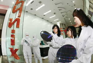 하이닉스 직원들이 이천 공장에서 300mm 웨이퍼 등 생산제품을 점검하고 있다./신경훈 기자 nicerpeter@hankyung.com..20100729.. 