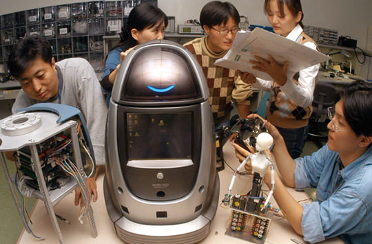 삼성종합기술원 휴먼컴퓨터인터페이스 연구팀원들이 음성인식 로봇 실험을 하고 있다./신경훈기자khsh@hankyung.com

마감안된/이공계살리기