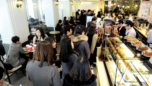  15일 서울 중구 무교동의 한 커피전문점(엔젤리너스커피)이 고객들로 붐비고 있다./신경훈 기자 nicerpeter@hankyung.com