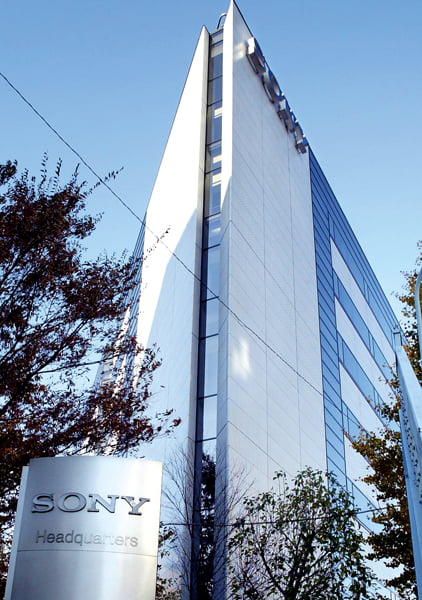 (FILES) This file photo taken 02 December 2003 shows Sony headquarters towers in Tokyo Sony. A group led by Japan's Sony Corp. struck an agreement in principle 13 September 2004 to acquire Hollywood's last major independent studio, Metro-Goldwyn-Mayer, after Time Warner dropped its bid, sources said. Sony agreed to stump up nearly five billion USD for what was once Tinseltown's greatest dream factory after US media giant Time Warner withdrew its offer when it was outbid, according to reports. AFP PHOTO/Yoshikazu TSUNO/FILES
<저작권자 ⓒ 2004 연 합 뉴 스. 무단전재-재배포 금지.>