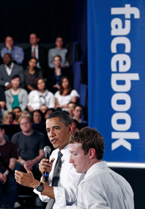 <YONHAP PHOTO-0276> U.S. President Barack Obama attends a town-hall meeting at Facebook headquarters with CEO Mark Zuckerberg in Palo Alto, April 20, 2011.  REUTERS/Jim Young  (UNITED STATES - Tags: POLITICS)/2011-04-21 07:06:25/
<저작권자 ⓒ 1980-2011 ㈜연합뉴스. 무단 전재 재배포 금지.>