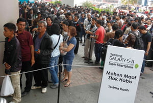 <YONHAP PHOTO-1571> Thousands of people wait in line to buy the Samsung Galaxy S2 android phone in Jakarta July 23, 2011. Eka Anwar, head of marketing communications of PT Samsung Indonesia, said that 1200 units of the Samsung Galaxy S2 sold out on Saturday. The phones were sold at a discount of one million rupiah ($117) from the regular price of 5,499,000 rupiah ($645).   REUTERS/Beawiharta (INDONESIA - Tags: BUSINESS SCI TECH)/2011-07-23 21:18:54/
<저작권자 ⓒ 1980-2011 ㈜연합뉴스. 무단 전재 재배포 금지.>