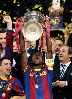 <YONHAP PHOTO-0624> CORRECTS NAME OF PLAYER - Barcelona's Eric Abidal lifts the cup after winning the Champions League final soccer match against Manchester United at Wembley Stadium, London, Saturday, May 28, 2011. (AP Photo/Jon Super)/2011-05-29 10:40:28/
<저작권자 ⓒ 1980-2011 ㈜연합뉴스. 무단 전재 재배포 금지.>