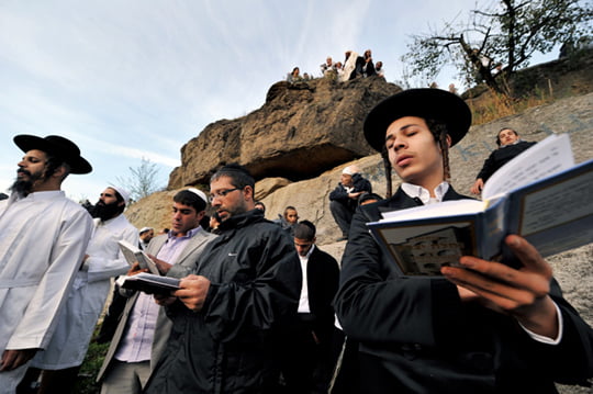 <YONHAP PHOTO-0608> Khasids, ultra orthodox Jewish, pray in the small Ukrainian city of Uman, some 200 km (120 miles) south of Kiev on September 9, 2010. About 24,000 of followers of Rabbi Nachman from around the world flocked to the Uman to pay homage to their spiritual leader and celebrate the start of the New Year at his grave.    AFP PHOTO/ SERGEI SUPINSKY
/2010-09-10 06:13:45/
<저작권자 ⓒ 1980-2010 ㈜연합뉴스. 무단 전재 재배포 금지.>