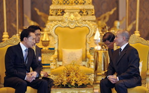 캄보디아를 국빈방문중인 이명박 대통령은 22일 프놈펜에 도착,  왕궁에서 노로돔 시하모니 국왕과 환담을 가졌다.

20091022 프놈펜=청와대사진기자단.....