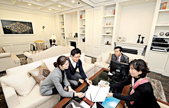기업은행 강남PB센터 WIN CLASS은 럭서리한 분위기로 고객들에게 서비스하고있다.
/정동헌 기자 dhchung@hankyung.com 20100211  
