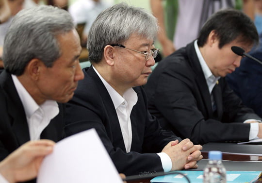 <YONHAP PHOTO-0466> 경제정책조정회의 김석동 금융위원장
(과천=연합뉴스) 한상균 기자 = 김석동 금융위원장이 6일 오전 경제정책조정회의에서 박재완 기획재정부 장관의 모두발언을 듣고 있다. 정부과천청사에서 열린 이날 회의에서 박 장관은 "가계부채나 저축은행의 구조조정 문제는 손에 쥔 달걀과 같아서 힘을 너무 세게 주면 깨지고 약하게 주면 놓치게 된다"고 말했다.
 2011.7.6
    xyz@yna.co.kr/2011-07-06 08:50:03/
<저작권자 ⓒ 1980-2011 ㈜연합뉴스. 무단 전재 재배포 금지.>