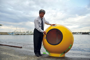 <YONHAP PHOTO-0923> Cosmo Power President Shoji Tanaka speaks as he stands next to the company's personal flotation device named "Noah", which could survive both an earthquake and the tsunami that might follow, at a port in Hiratsuka, south of Tokyo October 3, 2011. It's not quite a yellow submarine, since it's destined for travel on top of the water, not under it. But the round yellow pod, christened "Noah" for the maker of the ark, could mean the difference between life and death in the case of another killer earthquake and tsunami like the one that hit Japan seven months ago, said its inventor, Tanaka. Picture taken October 3, 2011. REUTERS/Oh Hyun (JAPAN - Tags: DISASTER BUSINESS SOCIETY TPX IMAGES OF THE DAY)/2011-10-11 14:06:39/
<저작권자 ⓒ 1980-2011 ㈜연합뉴스. 무단 전재 재배포 금지.>