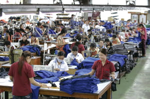 Factory workers assemble garments to be exported abroad on the outskirts of the Laotian capital Vientiane May 2, 2006. Western officials worry that smaller investors, like garment manufacturers, that have helped the economy's emergence are suffering as the Laotian government concentrates on big-ticket hydropower and mining projects. Picture taken May 2, 2006. To match feature Economy-Laos. REUTERS/Sukree Sukplang
<저작권자 ⓒ 2005 연 합 뉴 스. 무단전재-재배포 금지.>