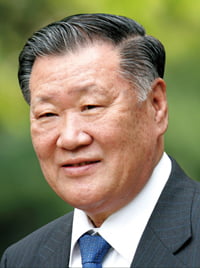 <YONHAP PHOTO-0769> 정몽구 회장, 저소득층 학생 8만4천명 지원
(서울=연합뉴스) 정몽구 현대자동차그룹 회장(사진)이 2012년부터 5년간 저소득층 대학생과 중·고등학생, 농어촌 지역 초등학생 등 총 8만4천명의 교육을 지원하는 '저소득층 미래인재 육성을 위한 종합 지원 프로그램'을 4일 발표했다. <<산업부 기사참조>>
2011.12.4
photo@yna.co.kr/2011-12-04 11:13:58/
<저작권자 ⓒ 1980-2011 ㈜연합뉴스. 무단 전재 재배포 금지.>