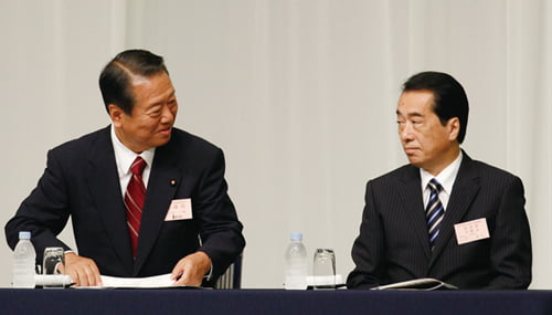 <YONHAP PHOTO-1212> Japan's Prime Minister Naoto Kan (R) and ruling Democratic Party of Japan's powerbroker Ichiro Ozawa arrive at their party's leadership vote in Tokyo September 14, 2010. Japan's ruling party votes on Tuesday in a cliffhanger poll that could yield the country's sixth premier in three years and refocus fiscal policies as Tokyo battles a strong yen, a weak economy and bulging public debt. REUTERS/Kim Kyung-Hoon (JAPAN - Tags: POLITICS BUSINESS IMAGES OF THE DAY)/2010-09-14 14:27:48/
<저작권자 ⓒ 1980-2010 ㈜연합뉴스. 무단 전재 재배포 금지.>