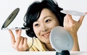 <사진->소니코리아, 세계 최경량, 초소형 CD워크맨 출시
소니코리아는 두께 13.4mm, 무게 120g으로 세계 최경량, 초소형인 CD워크맨 D-EJ2000을 출시한다.//경제/
2002.10.21 (서울=연합뉴스)
<저작권자 ⓒ 2002 연 합 뉴 스. 무단전재-재배포 금지.>