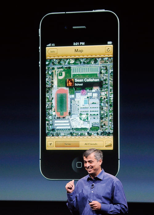 <YONHAP PHOTO-0844> CUPERTINO, CA - OCTOBER 04: Apple's senior vice president of Internet Software and Services Eddy Cue speaks about the "Find My Friends" application during introduction of the new iPhone 4s at the company???s headquarters October 4, 2011 in Cupertino, California. The announcement marks the first time new CEO Tim Cook introduced a new product since Apple co-founder Steve Jobs resigned in August.   Kevork Djansezian/Getty Images/AFP== FOR NEWSPAPERS, INTERNET, TELCOS & TELEVISION USE ONLY ==

/2011-10-05 06:57:36/
<저작권자 ⓒ 1980-2011 ㈜연합뉴스. 무단 전재 재배포 금지.>