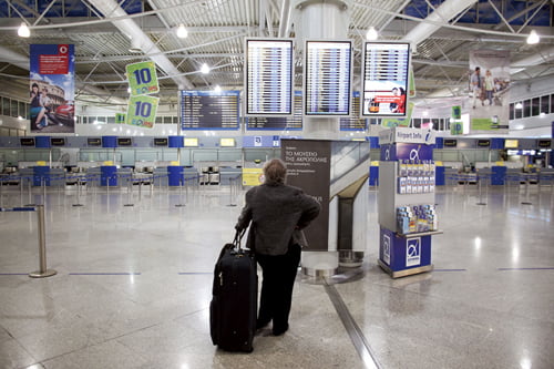 <YONHAP PHOTO-0583> A passenger looks for information in the departure hall of Athens' International airport during a 48 hour-general strike on October 19, 2011.
/2011-10-19 08:29:47/
<저작권자 ⓒ 1980-2011 ㈜연합뉴스. 무단 전재 재배포 금지.>