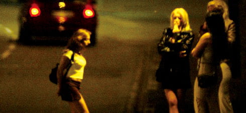 Photo prise le 16 mai 2002 de prostitu?es sur le trottoir de la rue du g?n?ral Conrad dans un des quartier les plus hupp?s de Strasbourg. La maire UDF de Strasbourg, Fabienne Keller, envisage de prendre tr?s rapidement un arr?t? pour interdire la prostitution dans ce quartier du Conseil des Quinze.    AFP PHOTO THOMAS WIRTH