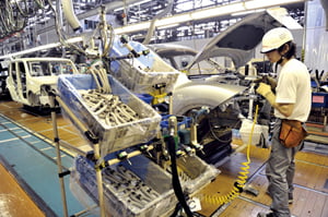 <YONHAP PHOTO-1533> Japan's auto giant Nissan Motor employee assembles the company's electric vehicle Leaf at the Oppama plant in Yokosuka city, suburban Tokyo on July 2, 2011. Nissan started factory operation on Saturday and Sunday from this month as Japan Automobile manufacturers  Association agreed to close their factories on Thursday and Friday for power saving since the expected power shortage in the wake of the March 11 earthquake and nuclear disaster.   AFP PHOTO / Yoshikazu TSUNO

/2011-07-02 16:51:09/
<저작권자 ⓒ 1980-2011 ㈜연합뉴스. 무단 전재 재배포 금지.>