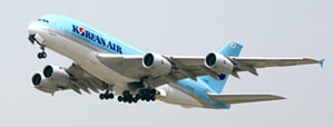 <YONHAP PHOTO-1834> 이륙하는 A380 

(영종도=연합뉴스)  대한항공은 '하늘을 나는 호텔','꿈의 비행기' 로 불리는 에어버스의 A380 항공기의 첫 운항을 하루 앞두고 16일 인천공항에서  독도 상공까지 취재진을 대상으로 기념 시험비행 행사를 진행했다. 사진은 이륙하는 A380.<< 대한 항공 제공 >> 

 2011.6.16

leesh@yna.co.kr/2011-06-16 15:55:08/
<저작권자 ⓒ 1980-2011 ㈜연합뉴스. 무단 전재 재배포 금지.>