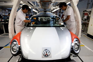 <YONHAP PHOTO-1573> Employees place a windshield on the new generation Volkswagen AG Beetle at the company?s assembly plant in Puebla, Mexico, on Friday, Aug. 5, 2011. Volkswagen, seeing 22 percent U.S. sales growth in its namesake brand this year so far, announced management changes and other efforts aimed at improving its quality reputation in the U.S. Photographer: Susana Gonzalez/Bloomberg/2011-08-06 19:06:39/
<저작권자 ⓒ 1980-2011 ㈜연합뉴스. 무단 전재 재배포 금지.>
