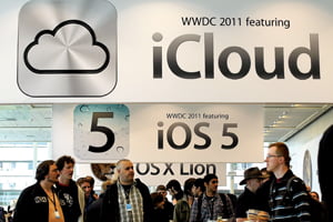 <YONHAP PHOTO-0507> SAN FRANCISCO, CA - JUNE 06: Attendees walk by signs for the new iCloud and iOS5 during the 2011 Apple World Wide Developers Conference on June 6, 2011 at the Moscone Center on June 6, 2011 in San Francisco, California. Apple CEO Steve Jobs returned from sick leave to introduce Apple's new iCloud storage system and the next versions of Apple's iOS and Mac OSX.   Justin Sullivan/Getty Images/AFP== FOR NEWSPAPERS, INTERNET, TELCOS & TELEVISION USE ONLY ==
/2011-06-07 05:39:15/
<저작권자 ⓒ 1980-2011 ㈜연합뉴스. 무단 전재 재배포 금지.>