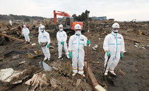 <YONHAP PHOTO-1518> Police officers in protective suits observe a moment of silence for those who were killed by the March 11 earthquake and tsunami, as they search for bodies at a destroyed area in Minamisoma, Fukushima prefecture, about 18km from the damaged Fukushima nuclear power plant, April 11, 2011.  REUTERS/Kim Kyung-Hoon (JAPAN - Tags: ENVIRONMENT DISASTER)/2011-04-11 15:11:03/
<저작권자 ⓒ 1980-2011 ㈜연합뉴스. 무단 전재 재배포 금지.>