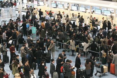 <YONHAP PHOTO-2120> <日 강진> 일본 탈출 러시

    (하네다=연합뉴스) 박지호 기자 = 일본 동북지방에서 사상 초유의 대지진이 일어난지 하루 지난 12일 오후 한국으로 돌아가려는 승객들이 일본 하네다 공항 대한항공 카운터 앞을 가득 메우고 있다. 2011.3.12

    jihopark@yna.co.kr/2011-03-12 18:03:18/
<저작권자 ⓒ 1980-2011 ㈜연합뉴스. 무단 전재 재배포 금지.>