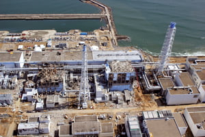 <YONHAP PHOTO-0924> This aerial view, taken by unmanned aerial vehicle (UAV) of Air Photo Service on March 24, 2011 shows Tokyo Electric Power Co (TEPCO) Fukushima No.1 nuclear power plant at Okuma town in Fukushima prefecture. At right is the damaged fourth reactor, while at left the damaged third reactor.  HANDOUT RESTRICTED TO EDITORIAL USE - MANDATORY CREDIT "AFP PHOTO / HO / AIR PHOTO SERVICE" - NO MARKETING NO ADVERTISING CAMPAIGNS - DISTRIBUTED AS A SERVICE TO CLIENTS
/2011-03-30 13:57:04/
<저작권자 ⓒ 1980-2011 ㈜연합뉴스. 무단 전재 재배포 금지.>