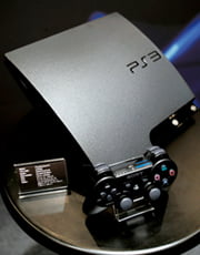 <YONHAP PHOTO-0859> A new PlayStation 3 is on display at a news conference in Tokyo, Japan, Wednesday, Aug. 19, 2009. Sony Corp. has cut the price in Japan for PlayStation 3 to 29,980 yen ($317).  It said Wednesday that the remodeled version of PlayStation 3 will go on sale in Japan on Sept. 3. (AP Photo/Itsuo Inouye)/2009-08-19 12:21:49/
<저작권자 ⓒ 1980-2009 ㈜연합뉴스. 무단 전재 재배포 금지.>