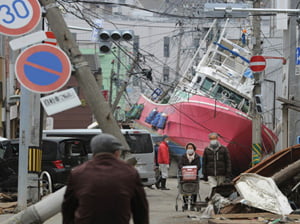 <YONHAP PHOTO-2978> A vessel remains in town after drifted by tsunami in Ishinomaki, northern Japan, Monday, March 21, 2011, after the March 11 earthquake and tsunami. (AP Photo/Kyodo News) JAPAN OUT, MANDATORY CREDIT, NO LICENSING IN CHINA, HONG KONG, JAPAN, SOUTH KOREA AND FRANCE/2011-03-21 22:56:03/
<저작권자 ⓒ 1980-2011 ㈜연합뉴스. 무단 전재 재배포 금지.>