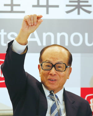 <YONHAP PHOTO-2410> Hutchison Whampoa Chairman Li Ka-shing answers a question during a news conference announcing the company's annual results in Hong Kong March 29, 2011. Hutchison Whampoa Ltd, billionaire Li Ka-shing's ports-to-telecoms flagship company, beat expectations with a 47 percent rise in 2010 earnings, driven in part by a turnaround in its 3G telecom operations. REUTERS/Bobby Yip   (CHINA - Tags: BUSINESS HEADSHOT)/2011-03-29 19:36:06/
<저작권자 ⓒ 1980-2011 ㈜연합뉴스. 무단 전재 재배포 금지.>