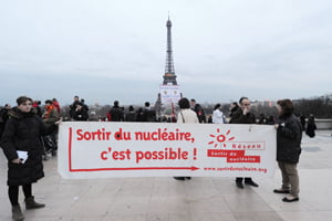<YONHAP PHOTO-0327> People hold a banner during a demonstration on March 13, 2011 on the Parvis des droits de l'homme (Human rights Esplanade at the Trocadero) in Paris, called by French "Sortir du nucleaire" (Get out of nuclear) association demanding an end to nuclear policy in the wake of the nuclear emergency in Japan. Japan battled a nuclear emergency today in which the government said two partial meltdowns may have taken place and radiation had escaped from reactors at a quake-damaged atomic power plant. The 8.9-magnitude earthquake and tsunami left more than 1,000 dead, at least 10,000 missing and seriously damaged a nuclear power plant. Background is the Eiffel tower. The banner reads : Get out of nuclear, it 's possible ! ".AFP PHOTO MIGUEL MEDINA

/2011-03-14 05:40:17/
<저작권자 ⓒ 1980-2011 ㈜연합뉴스. 무단 전재 재배포 금지.>
