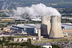  A general view shows French nuclear Tricastin site in southeastern France July 8, 2009. France is set to keep its oldest nuclear reactors running for another 10 years, buying time to build replacements, after its nuclear safety agency ASN agreed in principle to the move.  REUTERS/Sebastien Nogier (FRANCE ENERGY)/2009-07-09 00:53:56/
