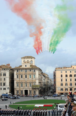 <YONHAP PHOTO-2412> The Italian Air Force aerobatic unit Frecce Tricolori spreads on March 17, 2011 green, white and red smoke, the colors of the Italian flag, to mark the 150th anniversary of Italy's unification in the center of Rome.
AFP PHOTO/ Andreas SOLARO
/2011-03-17 18:27:14/
<저작권자 ⓒ 1980-2011 ㈜연합뉴스. 무단 전재 재배포 금지.>