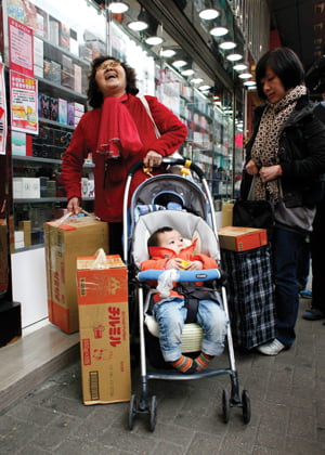 <YONHAP PHOTO-1830> A woman reacts after buying boxes of Japanese milk powder for her family outside a store in Hong Kong March 16, 2011. Hundreds of people in the territory, worrying that future Japanese baby products will be contaminated by radiation, have lined up for milk powder. Radioactive materials spewed into the air by Japan's earthquake-crippled nuclear plant may contaminate food and water resources, with children and unborn babies most at risk of possibly developing cancer.   REUTERS/Bobby Yip   (CHINA - Tags: BUSINESS FOOD POLITICS DISASTER IMAGES OF THE DAY)/2011-03-16 13:39:06/
<저작권자 ⓒ 1980-2011 ㈜연합뉴스. 무단 전재 재배포 금지.>