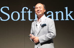  Softbank Corp. President  Masayoshi Son speaks during a news conference, unveiling Japan's third largest mobile carrier's new lineup for this summer at a Tokyo hotel Tuesday, June 3, 2008. (AP Photo/Itsuo Inouye)/2008-06-03 18:42:18/
