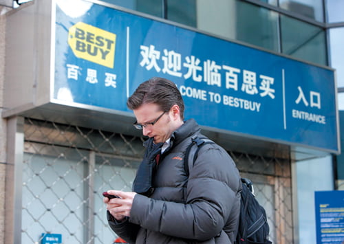  A customer waits outside a closed Best Buy Co. store in Shanghai, China, on Tuesday, Feb. 22, 2011. Best Buy, the world's largest consumer electronics retailer, said it will close its nine Best Buy branded stores in China and two in Turkey and restructure operations in those markets. Photographer: Kevin Lee/Bloomberg

/2011-02-22 21:19:09/
