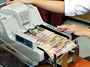 <YONHAP PHOTO-0016> A bank staff counts Vietnamese dong banknotes at a bank in Hanoi November 29, 2010. REUTERS/Kham (VIETNAM - Tags: BUSINESS)/2010-11-30 00:21:29/
<저작권자 ⓒ 1980-2010 ㈜연합뉴스. 무단 전재 재배포 금지.>