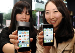 아이폰4가 국내 출시된 10일 서울 광화문 KT사옥 올레스퀘어에서 고객들이 아이폰4를 시연하고 있다./신경훈 기자 nicerpeter@..