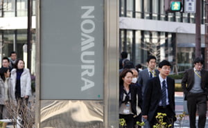 <YONHAP PHOTO-1629> File - In this photo taken on Jan. 27, 2009, people pass the logo of Nomura Securities Co. in central Tokyo, Japan. Nomura Holdings Inc., Japan's biggest brokerage, stayed in the black for a second straight quarter, Wednesday, Oct. 28, 2009, helped by a recovery in financial markets and the acquisition of parts of Lehman Brothers. (AP Photo/Koji Sasahara, File)/2009-10-28 17:22:28/
<저작권자 ⓒ 1980-2009 ㈜연합뉴스. 무단 전재 재배포 금지.>