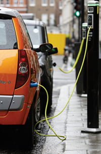 <YONHAP PHOTO-0016> Electric cars are connected to a charge spot in central London April 16, 2009. Motorists are to be offered up to 5,000 pounds (about $7500) to encourage them to buy electric or hybrid cars under a new government plan.      REUTERS/Stefan Wermuth (BRITAIN POLITICS ENVIRONMENT TRANSPORT BUSINESS)/2009-04-17 00:21:44/
<저작권자 ⓒ 1980-2009 ㈜연합뉴스. 무단 전재 재배포 금지.>