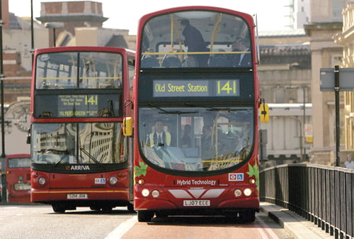 <YONHAP PHOTO-1913> The World first hybrid diesel electric double decker bus is seen during a media briefing in London, 16 March 2007, after London Mayor Ken Livingstone announced his plans to increase a greener public transport service. The adoption of hybrid buses is a key part of a range of measures being developed by the Mayor of London and Transport for London to meet London's contribution climate change. The new ``green'' bus, which uses a combination of diesel and electric power, is going into service on route 141 between Palmers Green in north London and London Bridge. AFP PHOTO/SHAUN CURRY/2007-03-16 21:33:46/
<저작권자 ⓒ 1980-2007 ㈜연합뉴스. 무단 전재 재배포 금지.>



16일 런던 세계 최초 하이브리드 디젤 전기 2층버스(AFP=연합뉴스)<저작권자 ⓒ 2006 연 합 뉴 스. 무단전재-재배포 금지.>