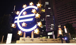 <YONHAP PHOTO-0219> A sculpture showing the euro currency sign is seen in front of the European Central Bank (ECB) headquarters in Frankfurt, August 18, 2010. REUTERS/Alex Domanski (GERMANY - Tags: BUSINESS)/2010-08-19 07:05:11/
<저작권자 ⓒ 1980-2010 ㈜연합뉴스. 무단 전재 재배포 금지.>