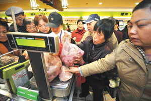 <YONHAP PHOTO-1009> Customers queue to weigh meat at a supermarket in Hefei, Anhui province November 17, 2010. Chinese Premier Wen Jiabao has said his government is preparing steps to tame price rises, adding his voice to official efforts to reassure consumers irked by a rapid rise in the price of food. REUTERS/Stringer (CHINA - Tags: BUSINESS FOOD IMAGES OF THE DAY)/2010-11-17 12:56:53/
<저작권자 ⓒ 1980-2010 ㈜연합뉴스. 무단 전재 재배포 금지.>