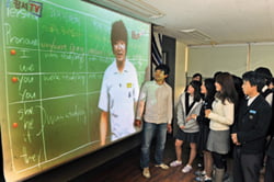 중학교 주요 과목의 교육콘텐츠를 IPTV를 황용한 방과후교실에 학습할수 있도록 한 IPTV교실협약식.개소식이 22일 강서구 방원중학교에서 열렸다.

행사에 참석한 학생들이 수업을 하고 있다.

  

2010.11.22

/양윤모기자yoonmo@hankyung.com
