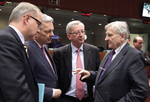 <YONHAP PHOTO-2393> FILE - In this Sunday, Nov. 28, 2010 file photo, From left, European Commissioner for Economy Olli Rehn, Belgian Finance Minister Didier Reynders, Luxembourg's Finance Minister Jean Claude Juncker and President of the European Central Bank Jean Claude Trichet share a word during a round table meeting of EU finance ministers at the EU Council building in Brussels. The debt crisis has forced eurozone governments to rewrite some of the currency union's most fundamental rules. But to dig the region out of its current predicament, governments might have to rattle some of the bloc's other taboos. (AP Photo/Virginia Mayo, File)/2010-12-03 23:09:42/
<저작권자 ⓒ 1980-2010 ㈜연합뉴스. 무단 전재 재배포 금지.>
