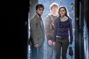 (L-r) DANIEL RADCLIFFE as Harry Potter, RUPERT GRINT as Ron Weasley and EMMA WATSON as Hermione Granger in Warner Bros. Pictures? fantasy adventure ?HARRY POTTER AND THE DEATHLY HALLOWS - PART 1,? a Warner Bros. Pictures release.
PHOTOGRAPHS TO BE USED SOLELY FOR ADVERTISING, PROMOTION, PUBLICITY OR REVIEWS OF THIS SPECIFIC MOTION PICTURE AND TO REMAIN THE PROPERTY OF THE STUDIO. NOT FOR SALE OR REDISTRIBUTION 