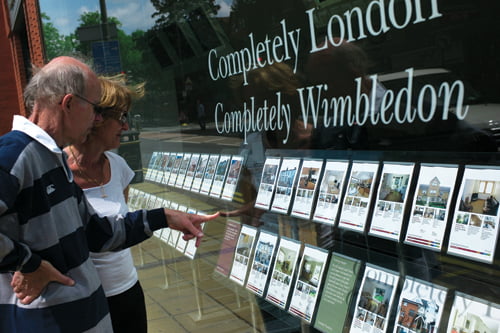 <YONHAP PHOTO-0029> A couple look into the window of an estate agent in Wimbledon, London, Thursday, June 4, 2009. House prices in Britain rose 2.6 percent in May, the biggest jump in more than two years, the nation's biggest mortgage lender said Thursday, boasting hopes that the recession may have bottomed out. (AP Photo/Sang Tan)/2009-06-05 00:34:35/
<저작권자 ⓒ 1980-2009 ㈜연합뉴스. 무단 전재 재배포 금지.>