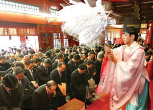 Goups of businessmen are purified by a Shinto priest during a ceremony on the first business day of the new year at Kanda Myojin in Tokyo Wednesday, Jan. 4, 2006. Kanda Myojin is known as a shrine of commerce and industry. (AP Photo/Shizuo Kambayashi)

일본 기업인들이 4일 일본 도쿄(東京)의 간다(神田)신사에서 열린 기업의 행운.번창을 기원하는 2006년 기업시무식에 참배하는 동안 한 신사 관계자가 액을 쫓아내고 있다.(AP=연합뉴스) 
<저작권자 ⓒ 2005 연 합 뉴 스. 무단전재-재배포 금지.>

Copyright 2004 Yonhap News Agency All rights reserved.