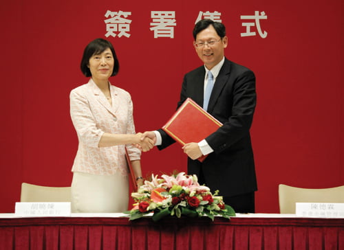 <YONHAP PHOTO-1524> Norman Chan, right, Chief Executive of Hong Kong Monetary Authority and Hu Xiaolian, Deputy Governor of the People's Bank of China shake hands after signing a supplementary memorandum of cooperation on renminbi (yuan) business Monday, July 19, 2010 in Hong Kong. Hong Kong and China have loosened restrictions on yuan banking in a move that's expected to prompt banks in the Asian financial center to offer a wider range of financial products in the national currency. (AP Photo/Vincent Yu)/2010-07-20 16:53:03/
<저작권자 ⓒ 1980-2010 ㈜연합뉴스. 무단 전재 재배포 금지.>